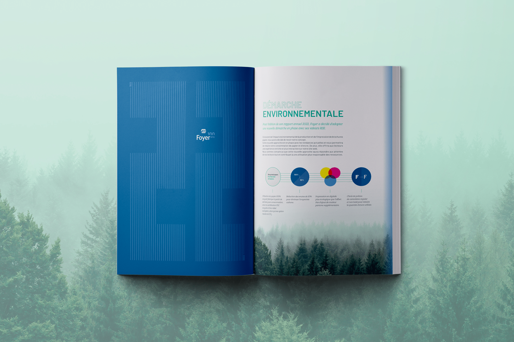 Une brochure ouverte montrant une page bleue avec le logo "Foyer" sur la gauche et une page blanche sur la droite intitulée "Démarche Environnementale". La page droite contient du texte explicatif et des graphiques en couleurs, soulignant les initiatives écologiques et les engagements environnementaux de l'entreprise. L'arrière-plan de l'image montre une forêt verdoyante sous un ciel clair, renforçant le thème de l'écologie et de la durabilité.