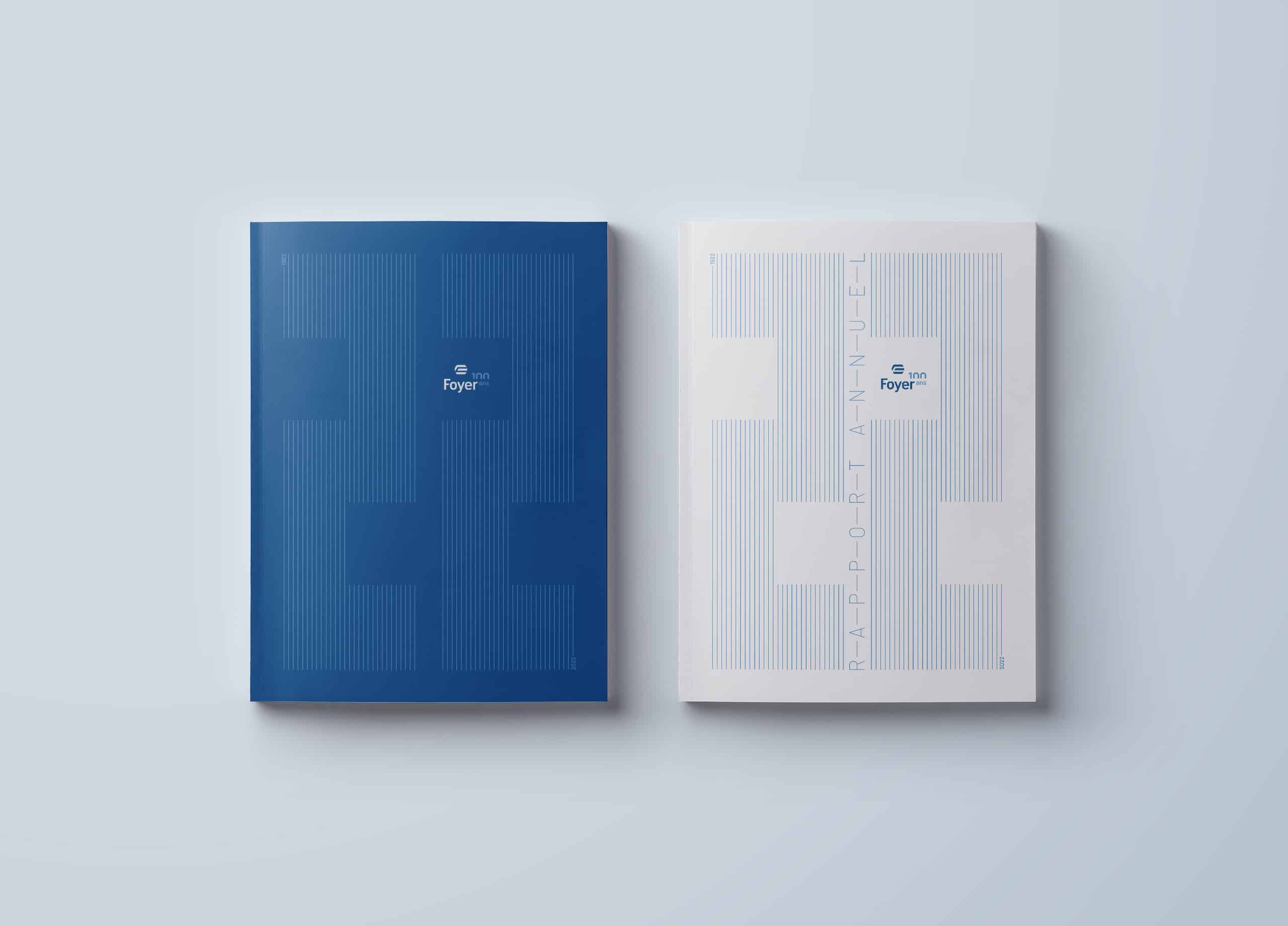 Deux rapports annuels côte à côte, un avec une couverture bleue et l'autre blanche, tous deux avec des motifs de lignes verticales et le logo de Foyer en haut.