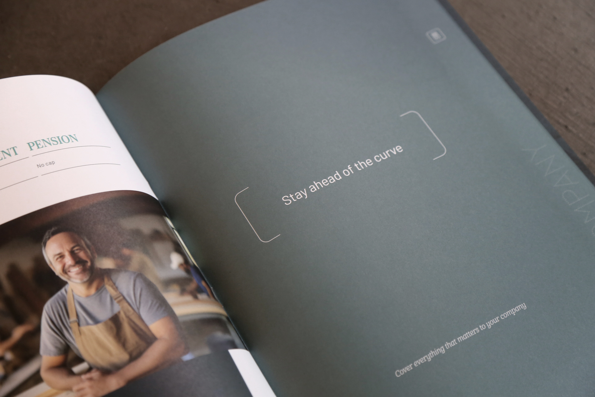 Page intérieure d'une brochure de Foyer avec un texte 'Stay ahead of the curve' en blanc sur fond gris foncé, et une photo d'un homme souriant en tablier de travail, symbolisant l'engagement envers le bien-être des employés.