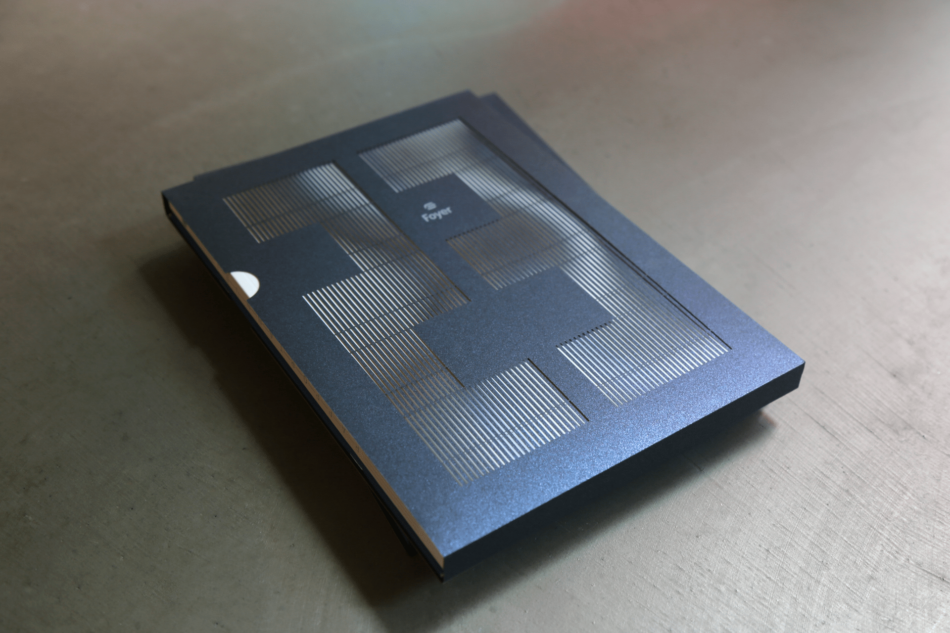 Couverture du rapport annuel foyer, livre bleu avec couverture découpée pour former le nombre 23